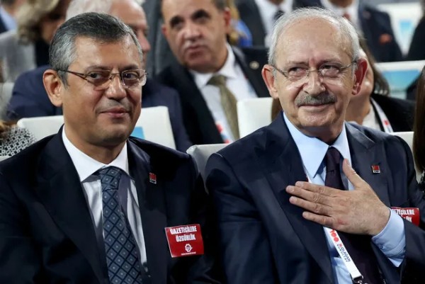 CHP'de Grup Toplantısı Gerilimi! Özgür Özel Kürsüye Çıktı